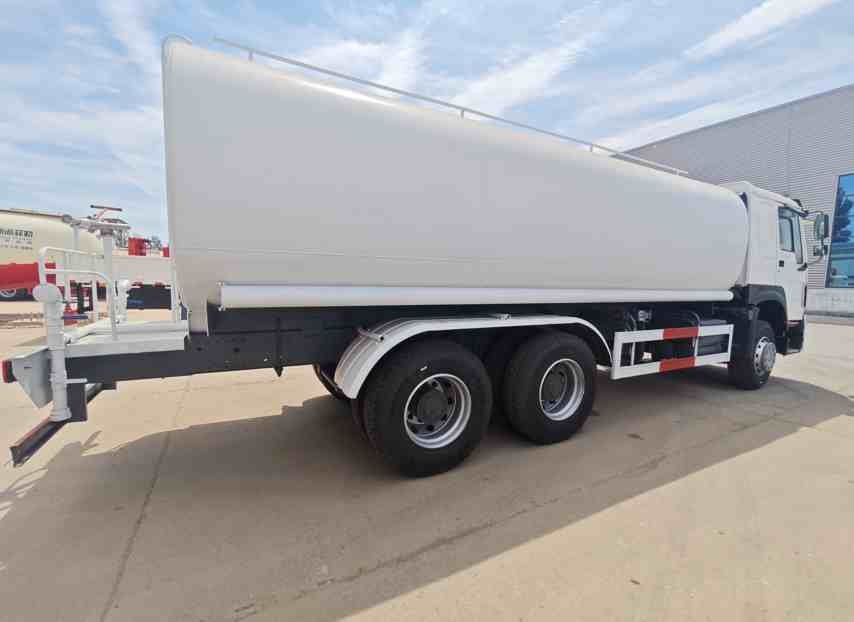 HOWO 6×4 Sprinkler Truck price