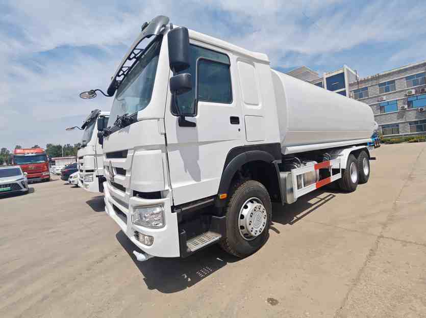 HOWO 6 × 4 Sprinkler Truck